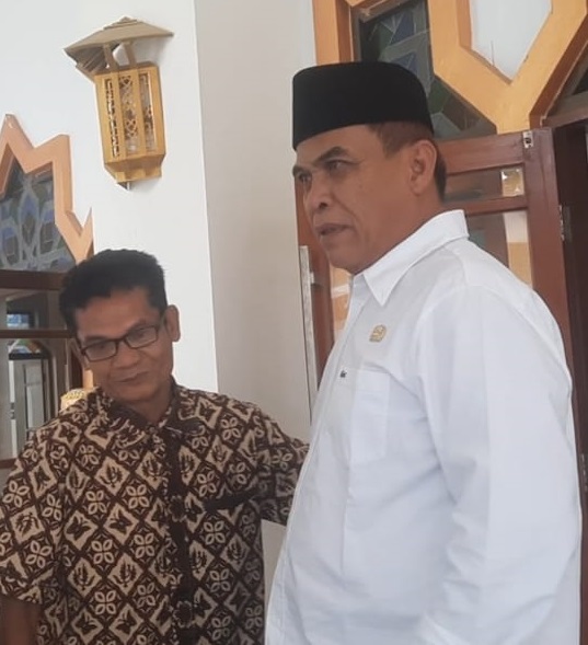 Bupati Madina HM Jafar Sukhairi Nasution dicegat waspada.id seusai Salat Zuhur di Masjid Agung Nur Ala Nur Panyabungan. Waspada/Ist
