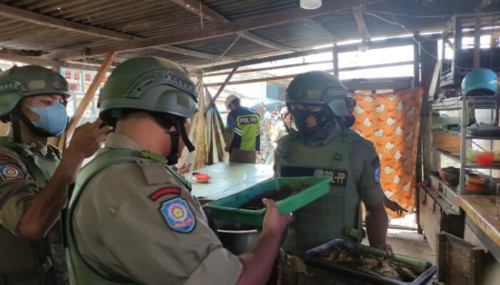 Satpol PP Agara Amankan Dagangan Makanan Siang Hari
