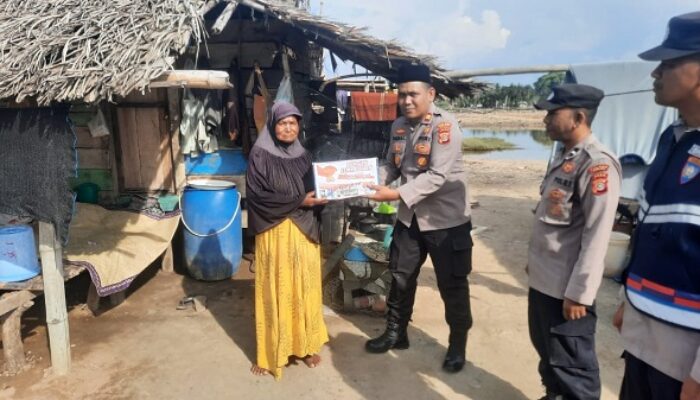 Polsek Jeunieb Serahkan Bantuan Ramadan Untuk Warga Miskin