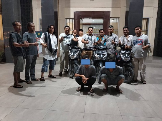 Dua Tersangka bersama 3 barang bukti (BB) kasus Curanmor diamankan polisi Agara. Waspada/Ist