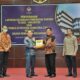 Bupati Simalungun, Radiapoh Hasiholan Sinaga, didampingi Kepala Inspektorat, Roganda Sihombing, Kaban Pengelola Keuangan, Pendapatan dan Aset Daerah, Frans N Saragih, menyerahkan LKPD Simalungun TA 2022 yang diterima Kepala BPK RI Perwakilan Sumut, Eydu Oktain Panjaitan, di kantor BPK RI Perwakilan Sumut di Medan, Kamis (30/3).(Waspada/ist).