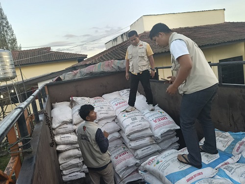 UNIT Ekonomi Sat Reskrim Polres Dairi mengamankan truk Fuso membawa pupuk bersubsidi ke Polres Dairi.Waspada/ist