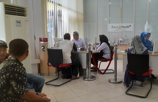 Customer service Bank Aceh Syariah (BAS) Cabang Singkil melayani nasabah yang hendak melakukan transaksi, Kamis (30/3). Waspada/Ariefh