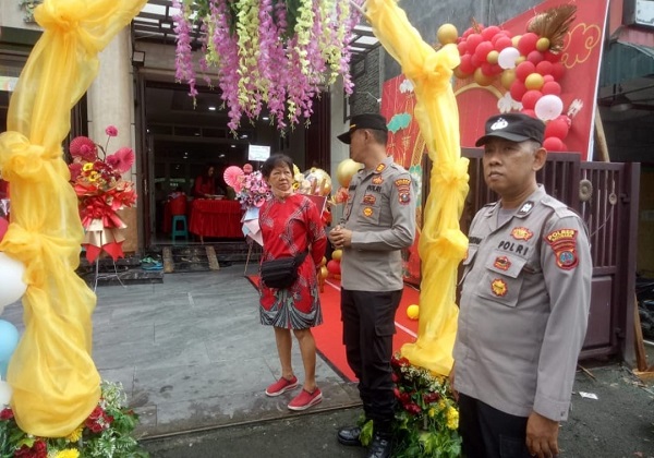 Kapolsek Indrapura, AKP Jonni H Damanik didampingi personel lainnya saat melakukan pengamanan peresmian Vihara Maitreya Pura di Kec Airputih, Batubara. Waspada/Ist