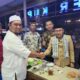 H Sudirman atau akrab Haji Uma saat bersama pengembang perumahan Langsa, Abong dalam rajutan silaturahmi di Center Kupi Langsa, Minggu (5/3) malam. Waspada/Rapian.