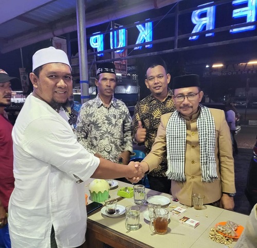 H Sudirman atau akrab Haji Uma saat bersama pengembang perumahan Langsa, Abong dalam rajutan silaturahmi di Center Kupi Langsa, Minggu (5/3) malam. Waspada/Rapian.
