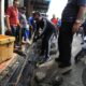 Penjabat Bupati Aceh Utara, Azwardi Abdullah, Jumat (3/3) pagi bergabung dengan ratusan ASN ikut membersihkan saluran Pasar Terpadu Lhoksukon. Diharapkan kegiatan ini dapat diteruskan oleh seluruh masyarakat di Aceh Utara. Waspada/Maimun Asnawi