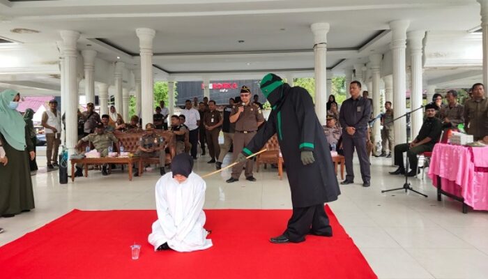 Pasangan Mesum Dicambuk 100 Kali