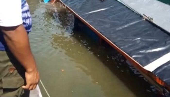 Boat Pengangkut Barang Dagangan Karam Saat Berlayar Ke Pulau Banyak