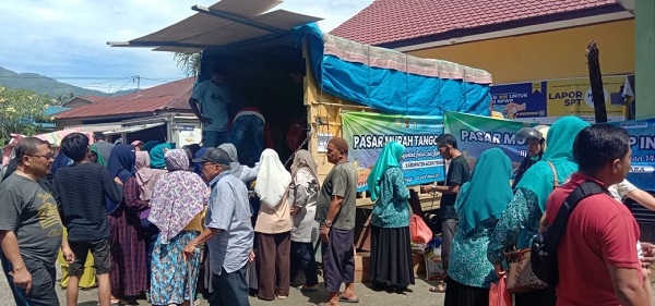 Kegiatan pasar murah yang digelar Disperindag Provinsi Aceh di Agara. Waspada/Ist