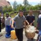 Warga membantu melansir barang dagangan yang berhasil diselamatkan untuk kembali dibawa pulang, oleh penumpang boat karam dengan mobil maupun becak bermotor. Waspada/Ariefh