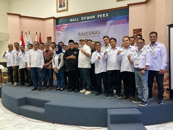 Ketua Dewan Pers Ninik Rahayu bersama Ketua Umum SMSI, Firdaus dan Pengurus Forum Pemred se Indonesia, Senin (6/3/2023) di hall Dewan Pers Jakarta. Waspada/Ist