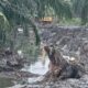 EKSKAVATOR milik Dinas PU sedang bekerja menggali memperdalam alur sungai sebagai upaya mengantasipasi banjir di Desa Pahang Kecamatan Talawi, Batubara.Waspada/Iwan Has