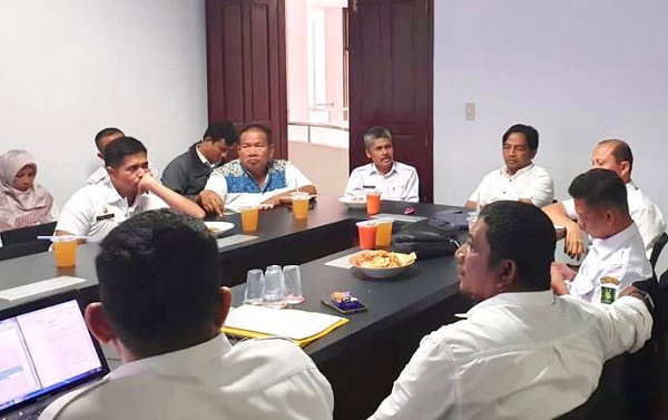 Pj. Sekdako Sabang, Andri Nourman memimpin rapat pembahasan Perwal tentang Sistem Pemerintahan Berbasis Elektronik (SPBE). (Waspada/ist.)