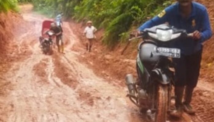 Warga Kecewa, Jalan Hancur Lebur Dikerjakan Tahun Depan