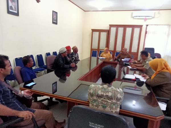 Ketua bersama anggota Lembaga Tuha Peut Lhok Seutuy, Baktiya, Aceh Utara kembali mendatangi Kantor Inspektorat Aceh Utara, Senin (6/3). Mereka mempertanyakan keseriusan penanganan dugaan anggaran bermasalah yang dilaporkan Januari lalu. (Waspada/ist)