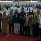 Kepala KPw BI Pematangsiantar Teuku Munandar (sembilan kiri) pose bersama Wali Kota Susanti Dewayani (sepuluh kiri) dan lainnya serta pelaku UMKM saat launching UMKM Talks di lantai lima KPw BI, Jl. H. Adam Malik, Selasa (7/3).(Waspada-Edoard Sinaga).