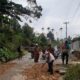H. Maralohot Siregar, Camat Sosopan bersama staf menimbun jalan provinsi yang rusak dan berlubang di Desa Sosopan untuk mengurangi risiko kecelakaan. (Waspada/Idaham Butar Butar/B)