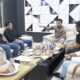 Ketua DPRK Banda Aceh Farid Nyak Umar menerima kunjungan Pengurus Ikatan Alumni Arsitek (IKAARS) di ruang kerjanya, gedung dewan setempat, Senin (06/03/23). (Waspada/T.Mansursyah)