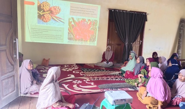 Kaum ibu yang tergabung dalam Aisyiyah Desa Sitaratoit, Kecamatan Angkola Barat, Tapanuli Selatan antusias mendengarkan sosialisasi mengolah buah dan bunga kecombrang jadi makanan ringan (snack) yang dijelaskan Dosen Fakultas Sains dan Teknologi UM-Tapsel. Waspada/ist.