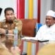 Pj Bupati Aceh Besar Muhammad Iswanto, bersama Wakil Ketua MPU Aceh, Tgk. H. Hasbi Albayuni, membahas peningkatan sertifikasi produk halal di Kabupaten Aceh Besar, di Dekranasda Aceh Besar, Gampong Gani, kecamatan Ingin Jaya Selasa, (7/3). (Waspada/Ist)