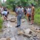 JALAN Dusun di Desa Pahang Kecamatan Talawi, Kabupaten Batubara yang dikeraskan dan penggantian tiang listrik serta penggerukan alur sungai sebagai mengantasipasi banjir. Waspada/Iwan Has