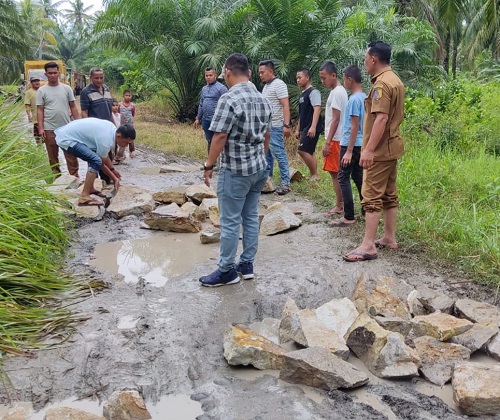 JALAN Dusun di Desa Pahang Kecamatan Talawi, Kabupaten Batubara yang dikeraskan dan penggantian tiang listrik serta penggerukan alur sungai sebagai mengantasipasi banjir. Waspada/Iwan Has