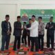 Ketua DPD LDII Kab Asahan Juhari memberikan kenang-kenangan kepada Kajari Asahan Dedyng Wibiyanto Atabay, setelah memberikan penyuluhan wawasan kebangsaan. Waspada/Ist