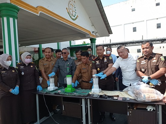 Kejari Binjai dan unsur Forkopimda musnahkan BB sabu dan ekstasi dengan cara diblender di halaman kejaksaan. (Waspada/Ria Hamdani)