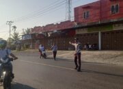 URAI KEMACETAN - Petugas Dinas Perhubungan Aceh Besar mengatur jalan agar tidak terjadi kemacetan di kawasan Pasar Lambaro, Kecamatan Ingin Jaya, Selasa (7/3). (Waspada/Ist)