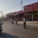URAI KEMACETAN - Petugas Dinas Perhubungan Aceh Besar mengatur jalan agar tidak terjadi kemacetan di kawasan Pasar Lambaro, Kecamatan Ingin Jaya, Selasa (7/3). (Waspada/Ist)