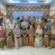 Plh. Kepala Badan Kesbangpol Aceh, Masrimin S.Sos, MM, saat berfoto bersama dengan peserta sosialisasi pendidikan dan peningkatan pemahaman etika dan budaya dalam berpolitik tahun 2023, di Aula Kesbangpol Langsa, Rabu (8/3). Waspada/Rapian