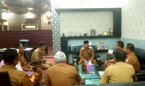 Pj Bupati Agara pimpin rapat dengan tim kode etik BPBJ dan penanganan pengaduan. Waspada/Ist