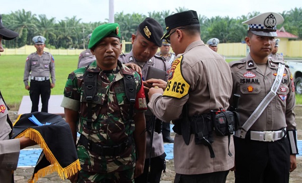 Kapolres Palas AKBP Indra Yanitra Irawan SIK MSi, menyematkan pita pelaksanaan Operasi keselamatan Toba 2023, di halaman Mapolres Palas. Rabu (8/3) (Waspada/Muhammad Satio)