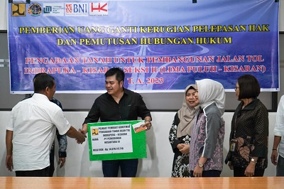 PTPN III (Persero) terima ganti rugi pelepasan aset untuk jalan tol Indrapura - Kisaran. Waspada/Ist