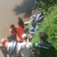 PETUGAS Tim Inafis Polres Pelabuhan Belawan sedang mengidentifikasi jasad pria yang ditemukan tewas mengapung di Sungai Deli Kecamatan Medan Labuhan, Kamis (30/3). Waspada/Andi Aria Tirtayasa