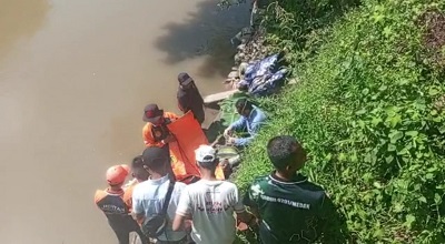 PETUGAS Tim Inafis Polres Pelabuhan Belawan sedang mengidentifikasi jasad pria yang ditemukan tewas mengapung di Sungai Deli Kecamatan Medan Labuhan, Kamis (30/3). Waspada/Andi Aria Tirtayasa