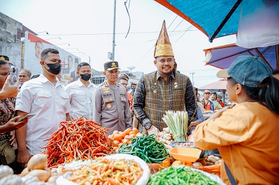Wali Kota Medan Bobby Nasution saat meninjau Pasar Sukaramai di Jalan AR Hakim Medan, Jum’at (17/3).