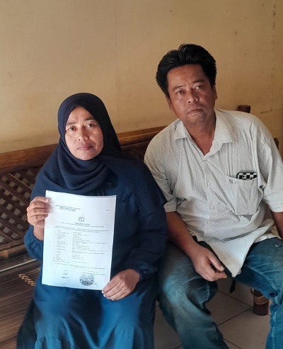 ORANGTUA dari korban pencabulan di bawah umur memperlihatkan surat laporan pengaduan kasus pencabulan. Waspada/Andi Aria Tirtayasa