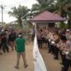 PULUHAN warga berdemo di depan pintu masuk PT Rendi Permata Raya (RPR),di Desa Singkuang 1, Kecamatan Muara Batang Gadis, Kabupaten Mandailing Natal. Waspada/Ist