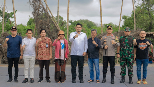 Walikota Medan Bobby Nasution menghadiri acara di Festival Payau Puan Paloh Jalan Siombak, persisnya depan Situs Kota Cina, Sabtu (11/3) petang. Waspada/Ist