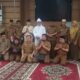 BUYA Dr KH Amiruddin MS,Kadis Pendidikan Sumut Dr.H.Asren Nasution,panitia kegiatan dan peserta foto bersama usai kegiatan. Waspada/Anum Saskia