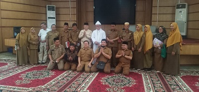 BUYA Dr KH Amiruddin MS,Kadis Pendidikan Sumut Dr.H.Asren Nasution,panitia kegiatan dan peserta foto bersama usai kegiatan. Waspada/Anum Saskia
