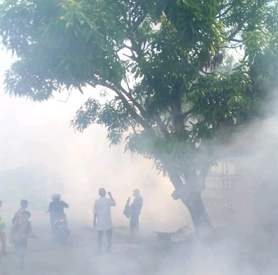 PETUGAS dari Dinas Kesehatan Kota Medan melakukan fogging di Medan, pada Jumat (10/3). Waspada/Ist