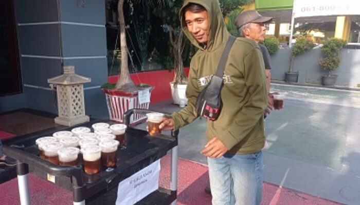 Graha Kardopa Hotel Binjai Bagikan Takjil Gratis Buka Puasa