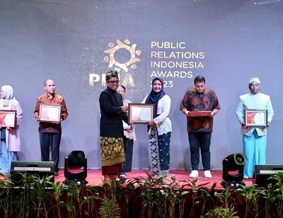 KEPALA Humas, Promosi, dan Protokoler Amalia Meutia, M.Psi., Psikolog saat menerima penghargaan. Waspada/Ist