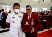 Hasto Terima Piagam Mahasiswa Terbaik Unhan RI