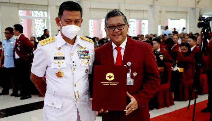 Hasto Terima Piagam Mahasiswa Terbaik Unhan RI