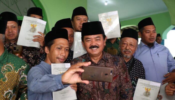 Kementerian ATR/BPN Serahkan Sertifikat Tanah Wakaf Dan Rumah Ibadah