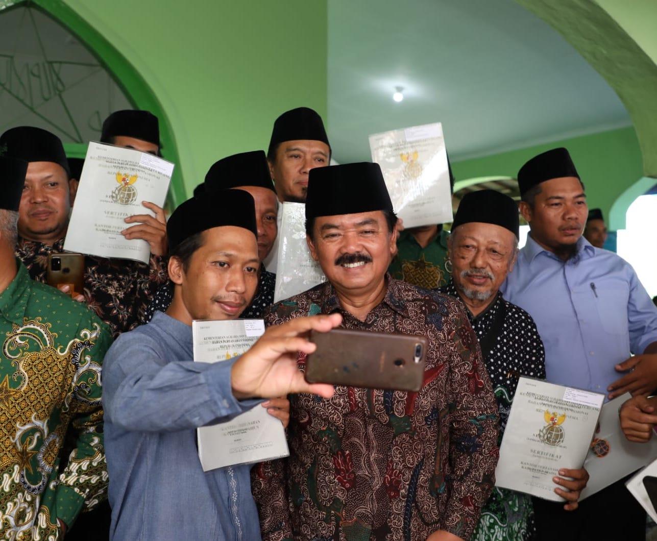 Kementerian ATR/BPN Serahkan Sertifikat Tanah Wakaf Dan Rumah Ibadah